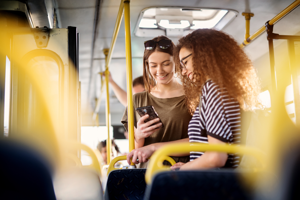 Lebih Hemat Mana, Sewa Bus Jakarta atau Naik Transportasi Umum?